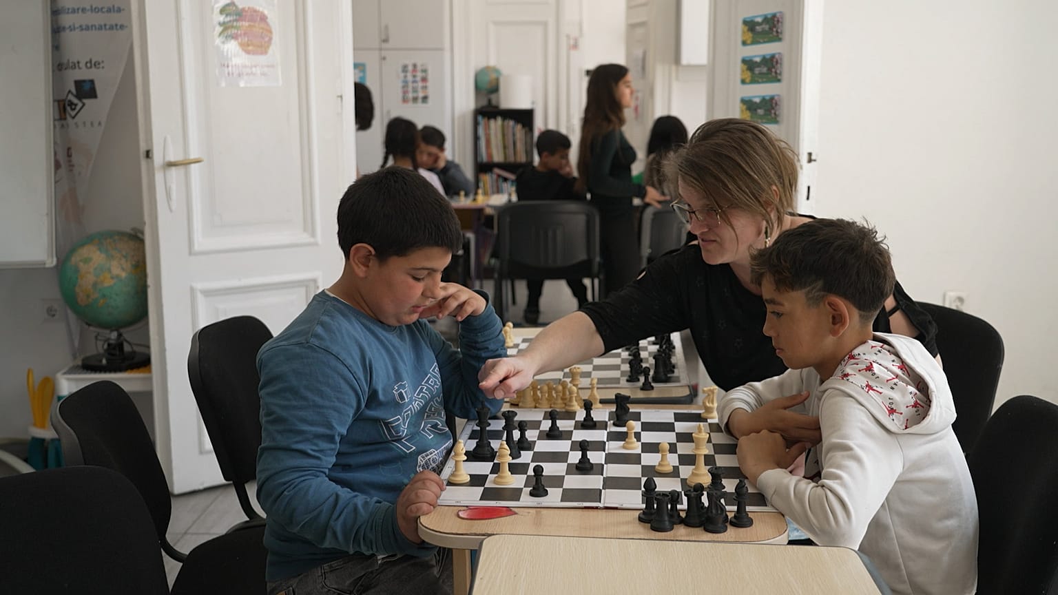 Roma children, chess for integration, the inspiring activity of a Romanian association