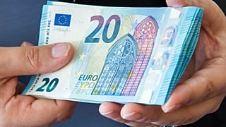 In Italy, it has been proposed to raise the threshold for cash payments from EUR 5 to EUR 10,000